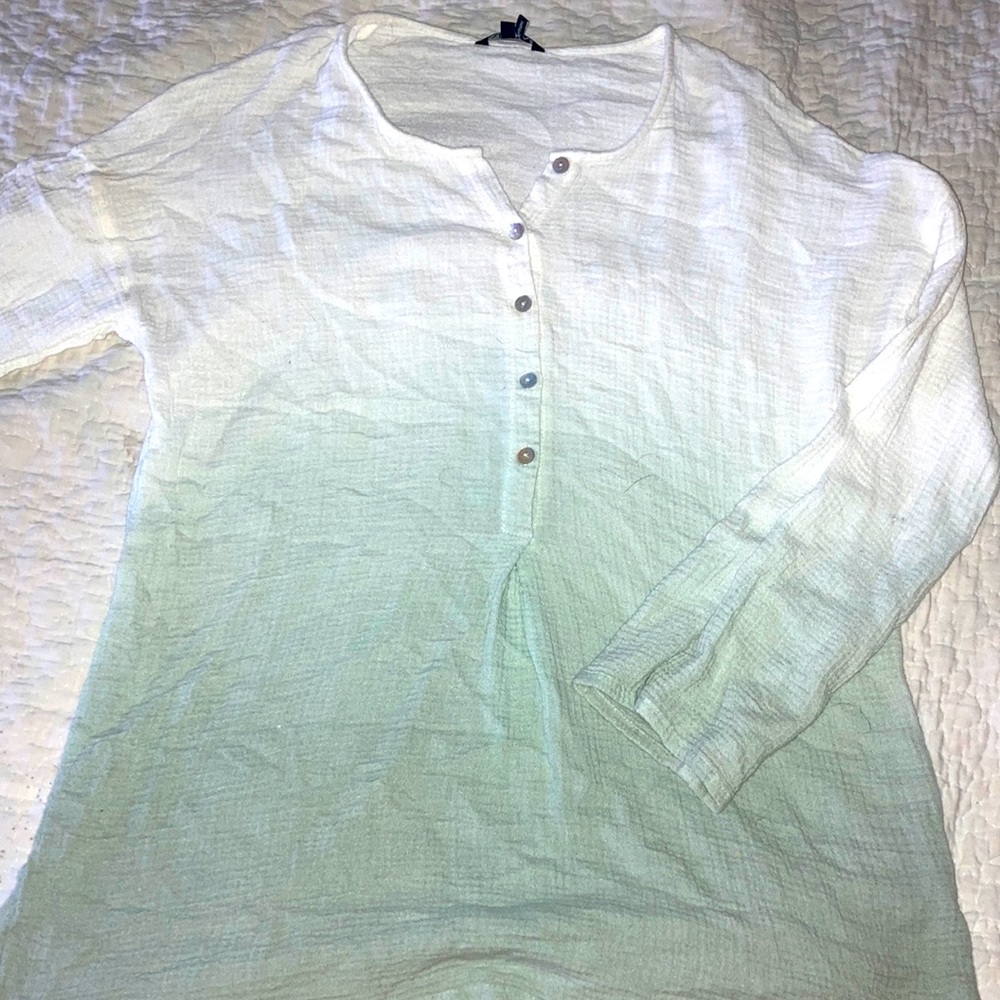 Size medium Nic & Zoe causal quarter sleeve shirt. Ombré white to evergreen